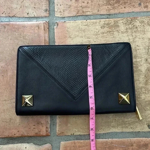 ๐HP๐ LINEA PELLE โจ Black Leather & Gold Stud Snake Reptile Embossed Zip Clutch - Picture 8 of 14